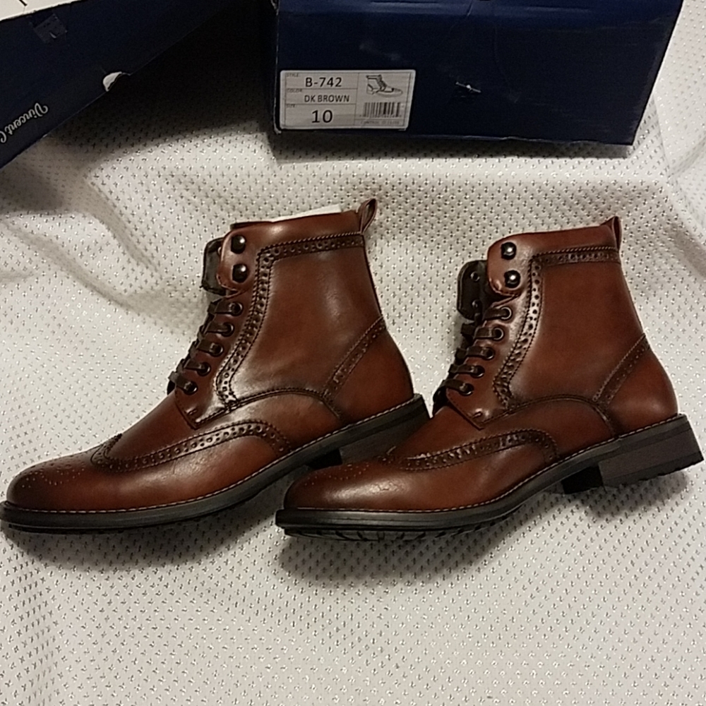 New in box Vincent Cavallo 10 wing tip dress boots